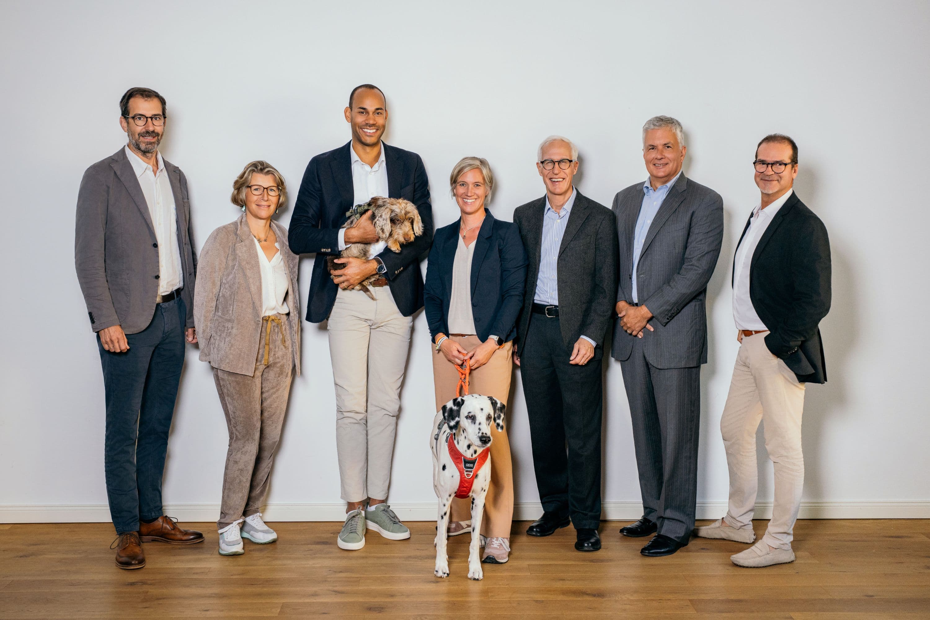 Les membres du conseil d'administration de Smartemis avec des chiens